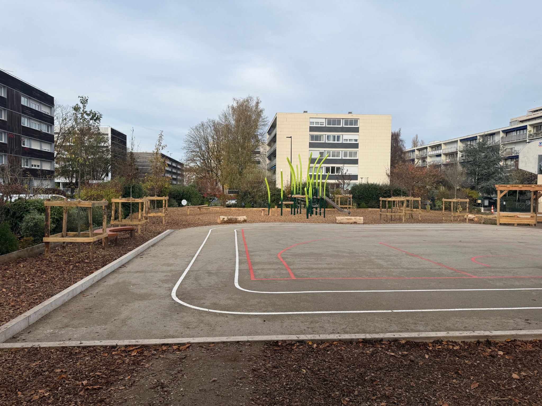 Cour d’école aménagée, sol sportif et espaces paysagers