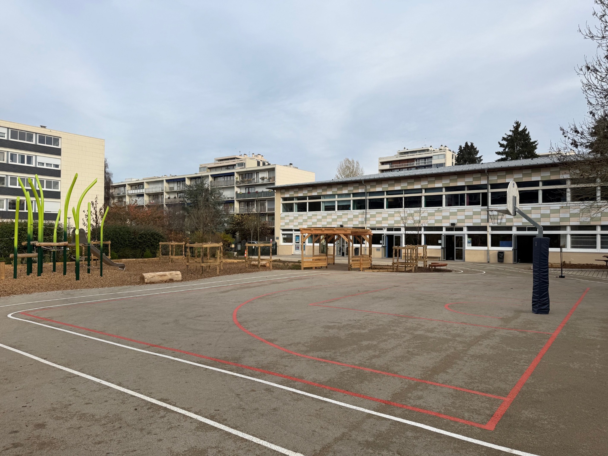 Abords d’école et cheminements, bâtiment scolaire en arrière-plan