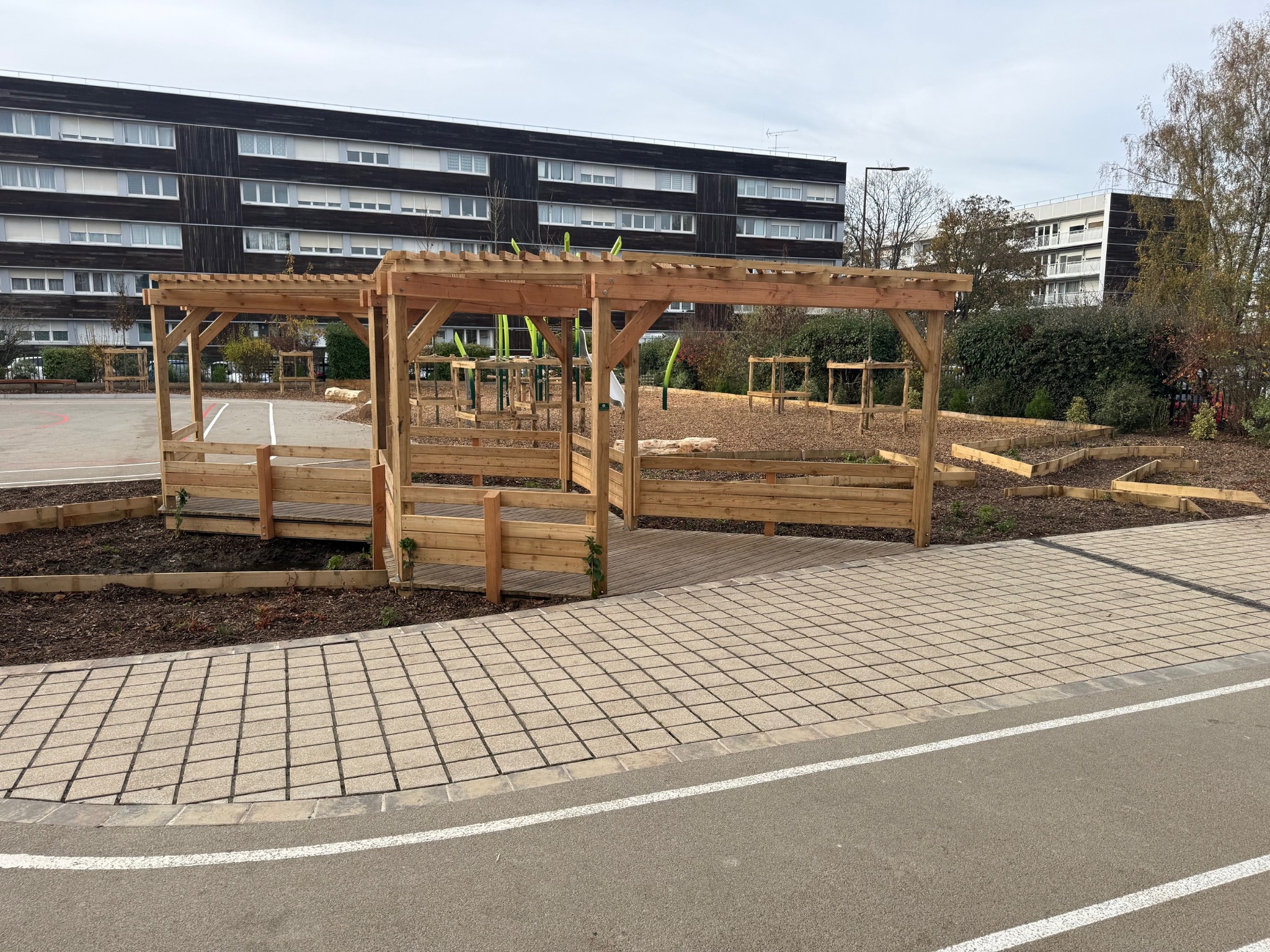 Aménagement bois et pergola dans une cour d’école
