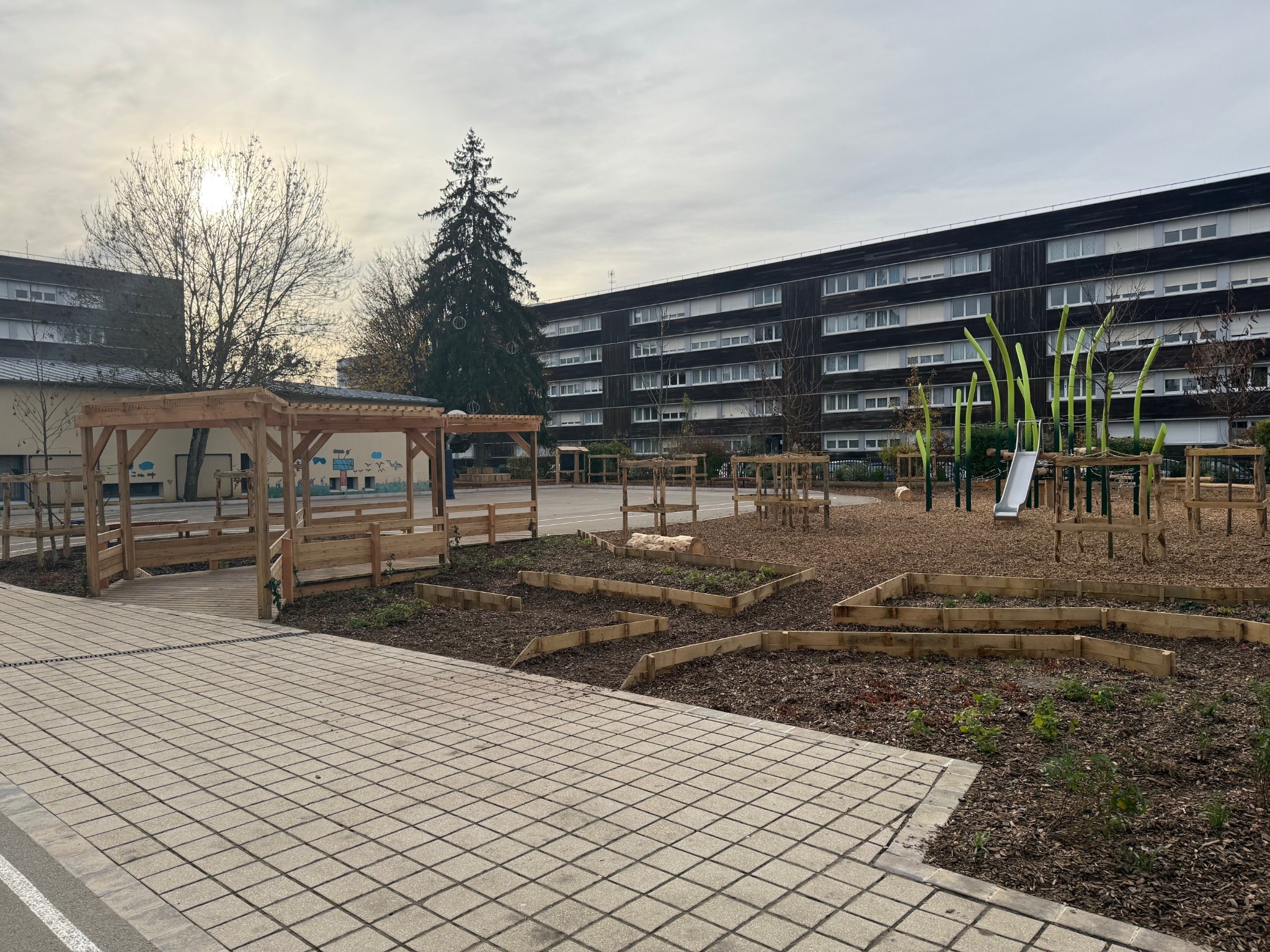 Cour d’école végétalisée, zones de jeux et plantations