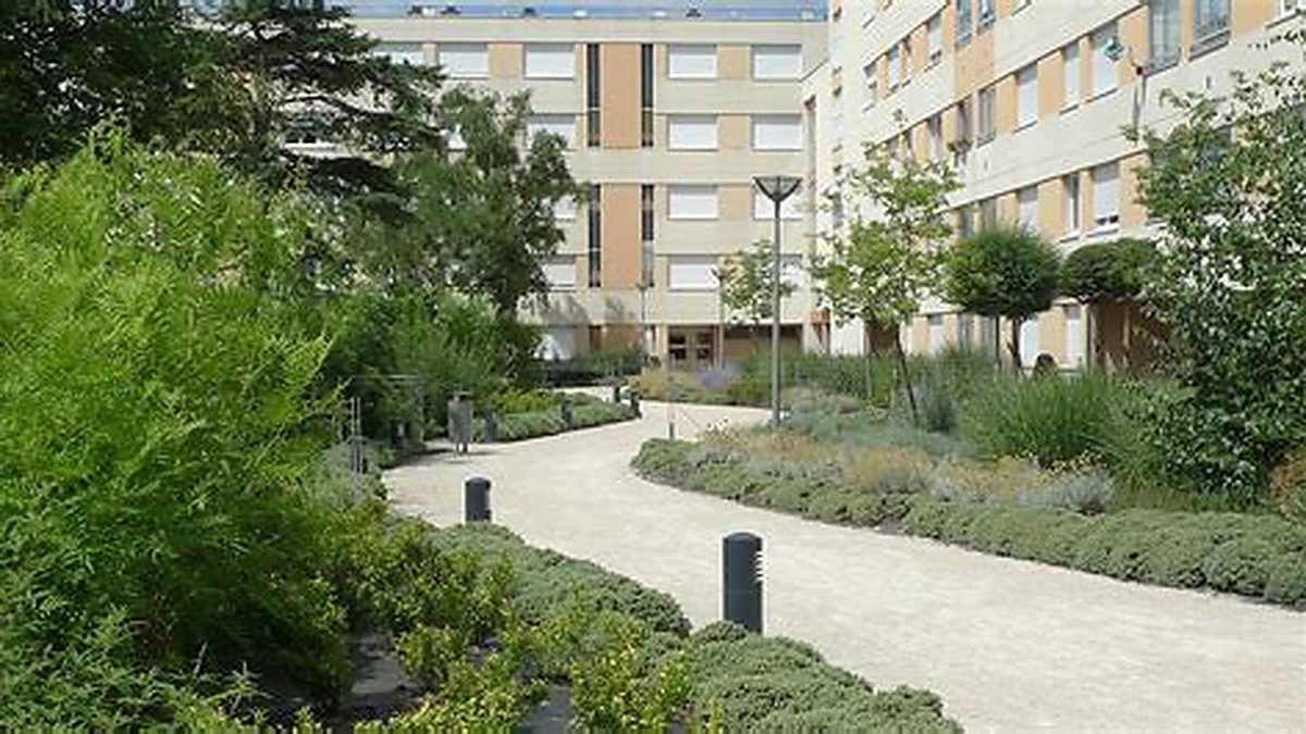 Cheminement piéton et aménagement extérieur en résidentialisation